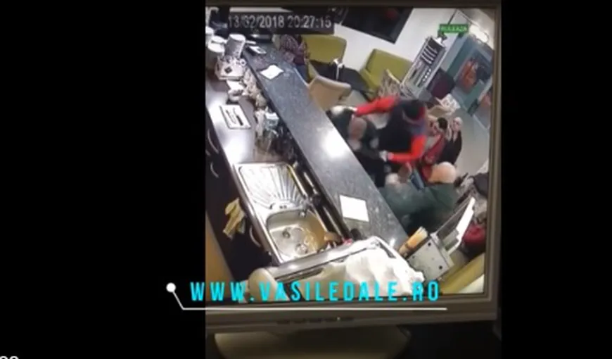 Salvamontist bătut cu sălbăticie în bar VIDEO