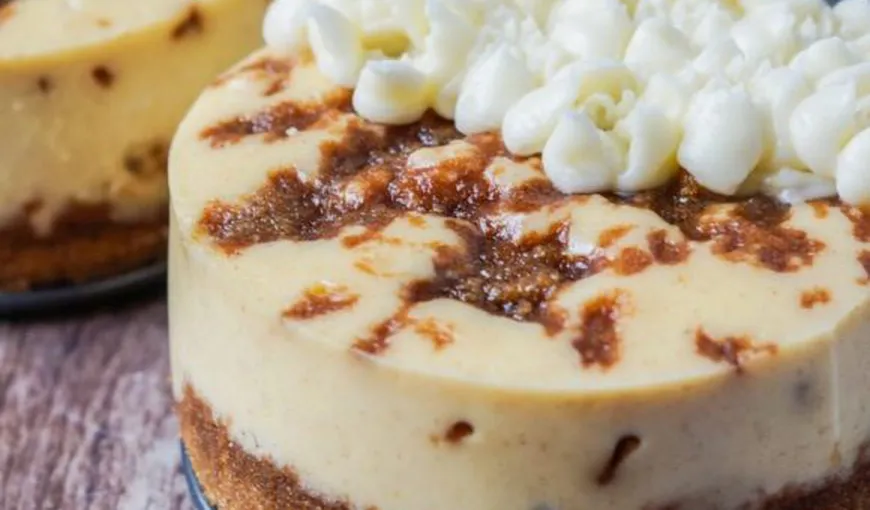 DESERTUL ZILEI: Cheesecake cu scorţişoară şi blat de biscuiţi