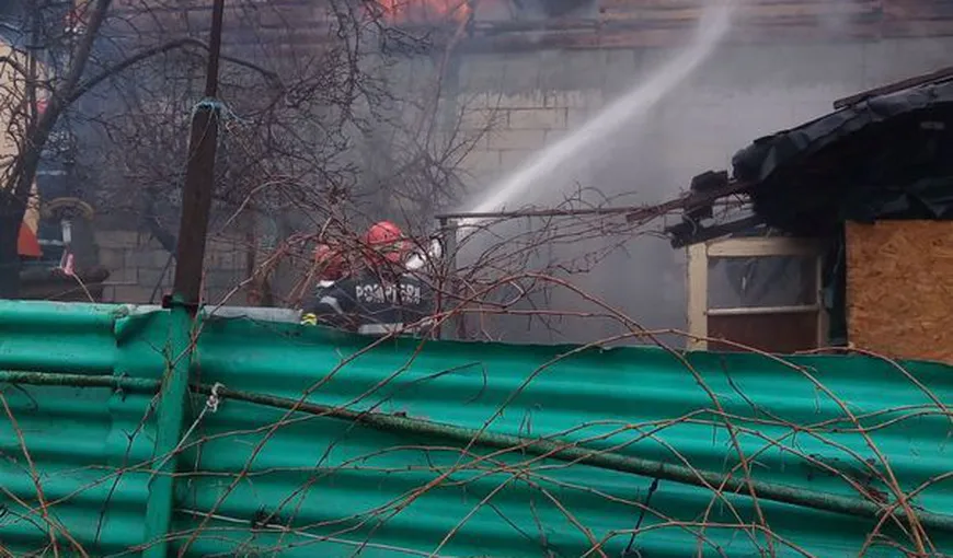Incendiu puternic în cartierul Ferentari. Şase autospeciale încearcă să stingă două case în flăcări