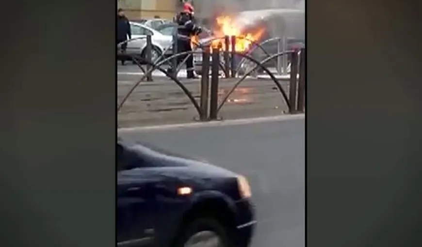 Maşină în flăcări în zona Bucur Obor. Autoturismul a luat foc în mers VIDEO