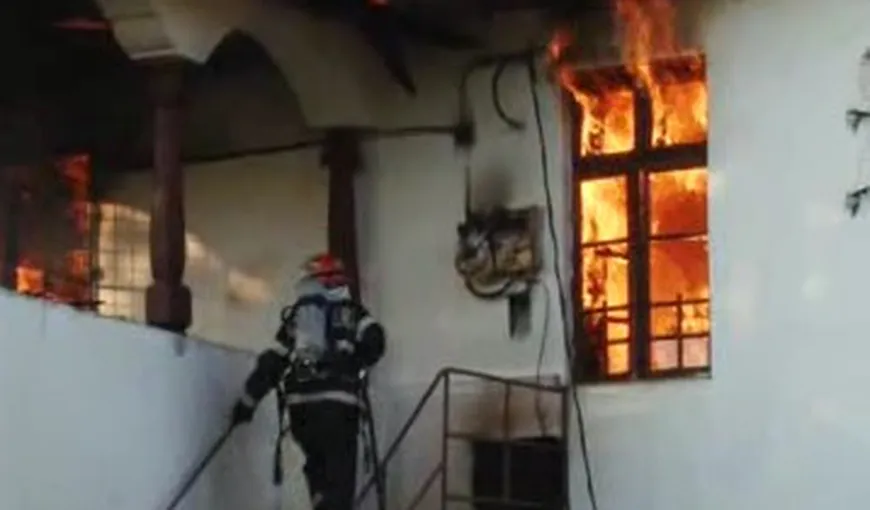 Doi copii, salvaţi în ultima clipă dintr-o casă cuprinsă de flăcări. Un poliţist aflat în timpul liber a intrat după ei în foc