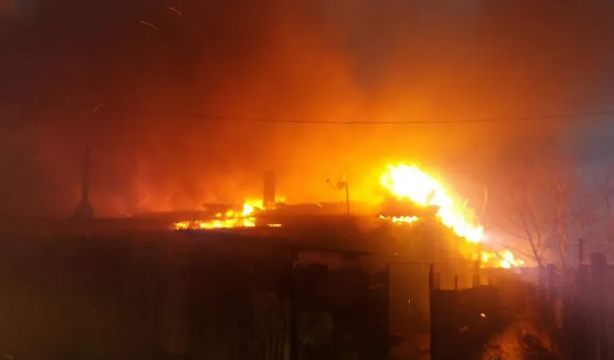 Incendiul violent la Medgidia. 10 case au fost cuprinse de flăcări, 43 de persoane sunt evacuate  VIDEO
