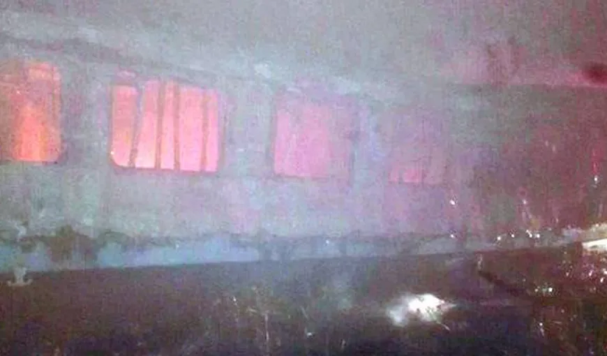 Incendiu la două vagoane de tren dezafectate. Un om a murit carbonizat, iar altul a suferit arsuri grave