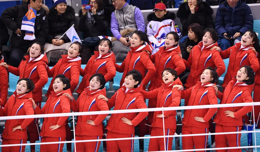 JO DE IARNĂ. Galeria de majorete a Coreei de Nord a făcut show la un meci de hochei VIDEO