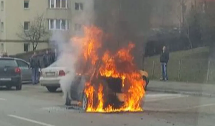 Intervenţie dificilă pentru pompierii din Cluj. O maşină a luat foc în centrul oraşului