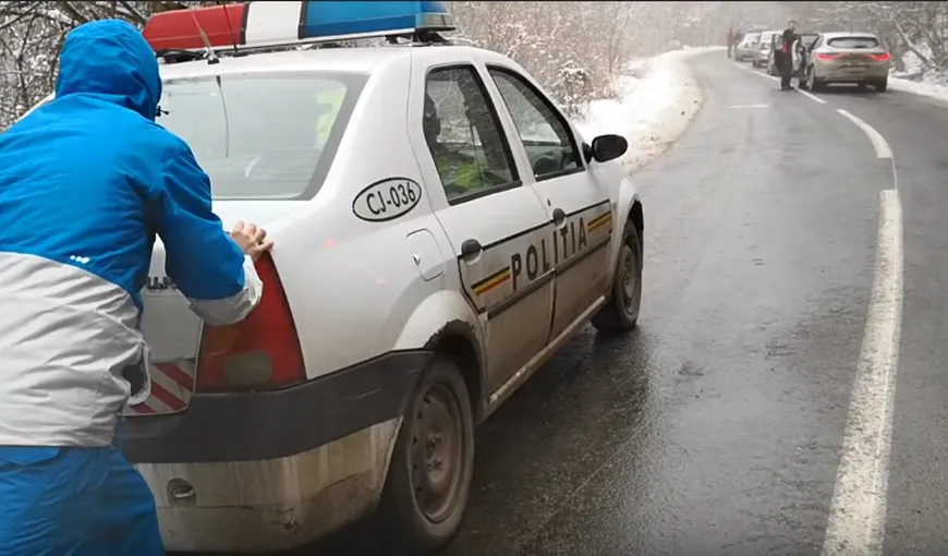 Blocaj înainte de staţiunea Muntele Băişorii, maşină de poliţie împinsă pe polei