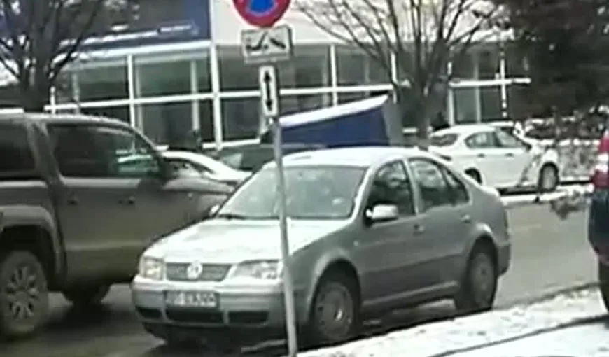 Scene incredibile în Botoşani. Un şofer a fost surprins în timp ce şi-a parcat maşina într-o intersecţie, pe contrasens VIDEO