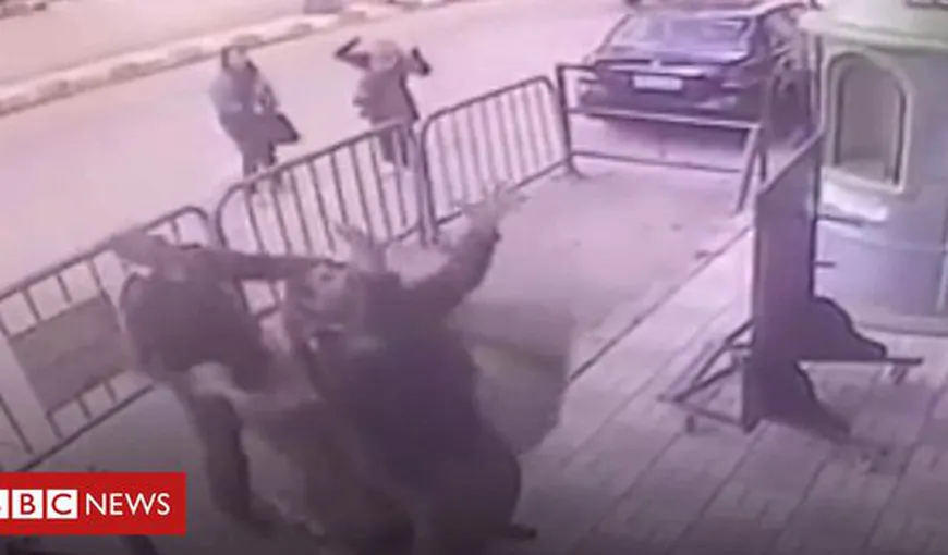Imagini incredibile, surprinse în direct. Un poliţist prinde în braţe un copil care cade de la etajul 3 VIDEO