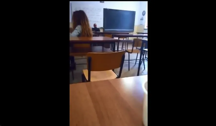 Elevele care şi-au filmat profesorul de religie când se masturba în clasă, pedepsite de conducerea şcolii
