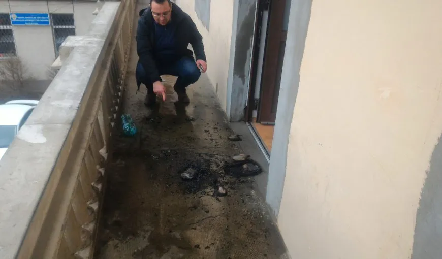 Un sediu PSD, atacat cu cockteil Molotov. Pereţii clădirii au fost stropiţi cu benzină
