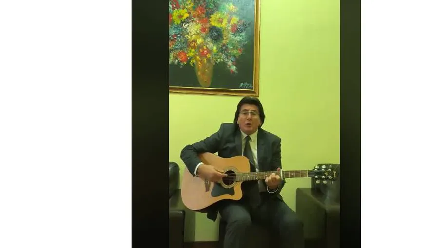 Nicolae Robu, primarul Timişoarei, a postat pe Facebook un video în care cântă la chitară: „Dedicaţie haterilor mei!”