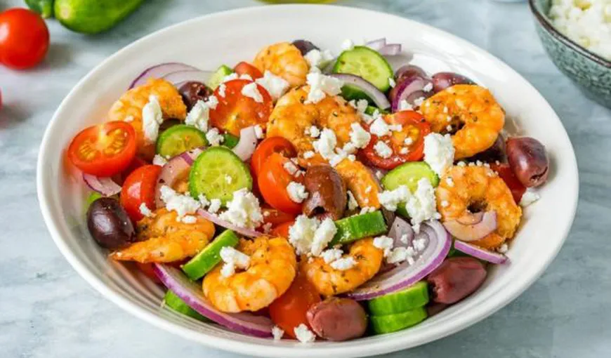 REŢETA ZILEI: Salată grecească cu creveţi