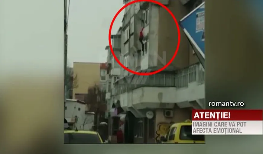 Imagini de groază! Un bărbat este împins de la balcon de fiul său şi cade de la etajul trei al unui bloc din Roman