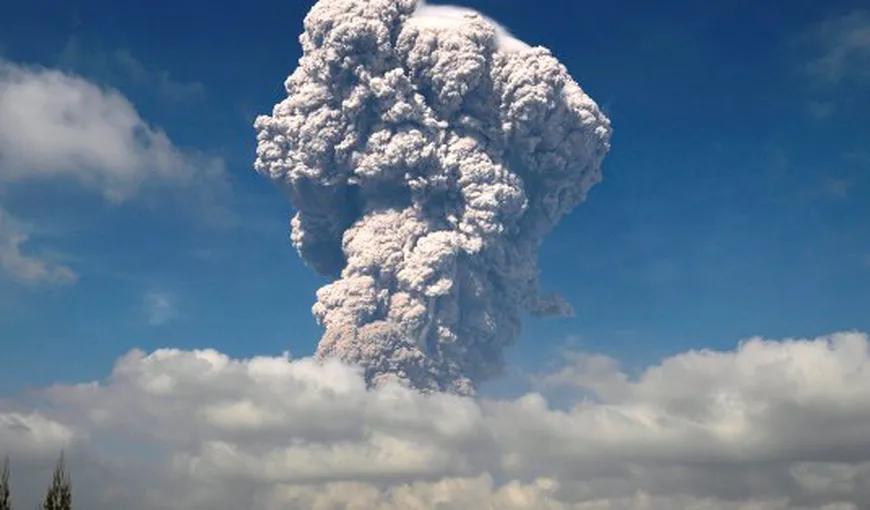 Vulcanul Sinabung a erupt şi aruncă cenuşă la 5 km în atmosferă. Imagini spectaculoase VIDEO