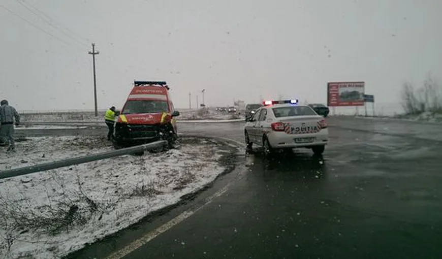 Ambulanţă SMURD, implicată într-un accident rutier la Râşnov. Trei paramedici au fost răniţi FOTO