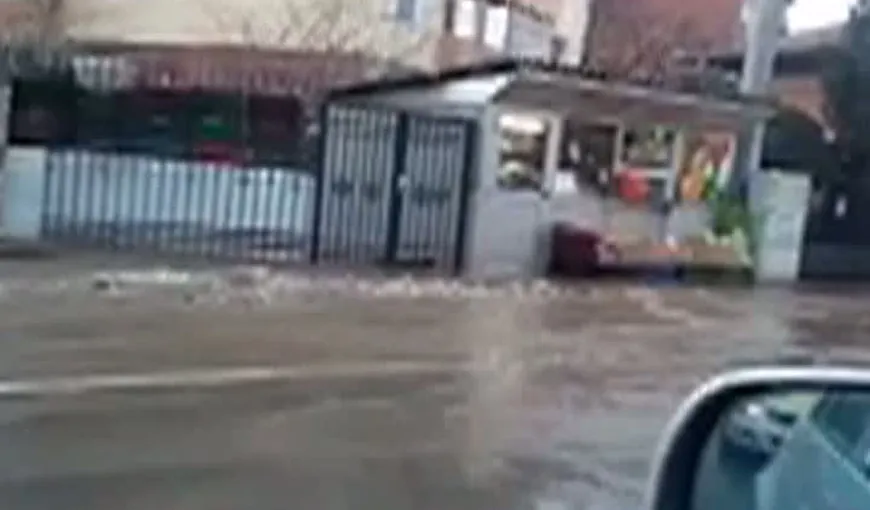 Avarie majoră în Târgu Jiu. Un bulevard întreg a fost inundat din cauza unei defecţiuni