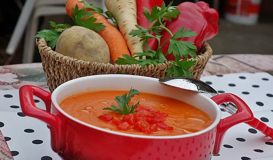 REŢETE DE POST: Supa crema de legume şi ardei copt
