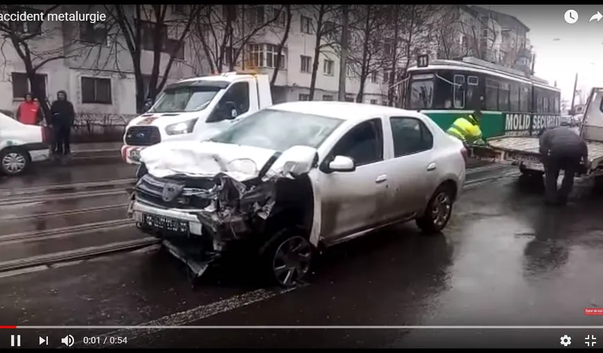 Supravieţuire miraculoasă! Incredibil cum a reuşit să scape cu viaţă un bărbat a cărui maşină a fost facută praf VIDEO