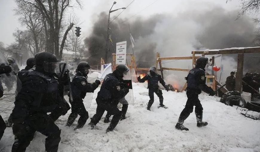 Zece persoane au fost rănite la Kiev când forţele de ordine au îndepărtat corturile protestatarilor din apropierea Parlamentului