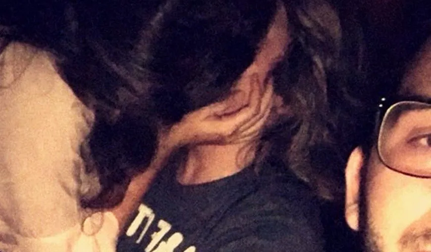 Şi-a prins iubita sărutându-se cu un bărbat în discotecă. Selfie-ul tânărului face furori pe reţelele de socializare