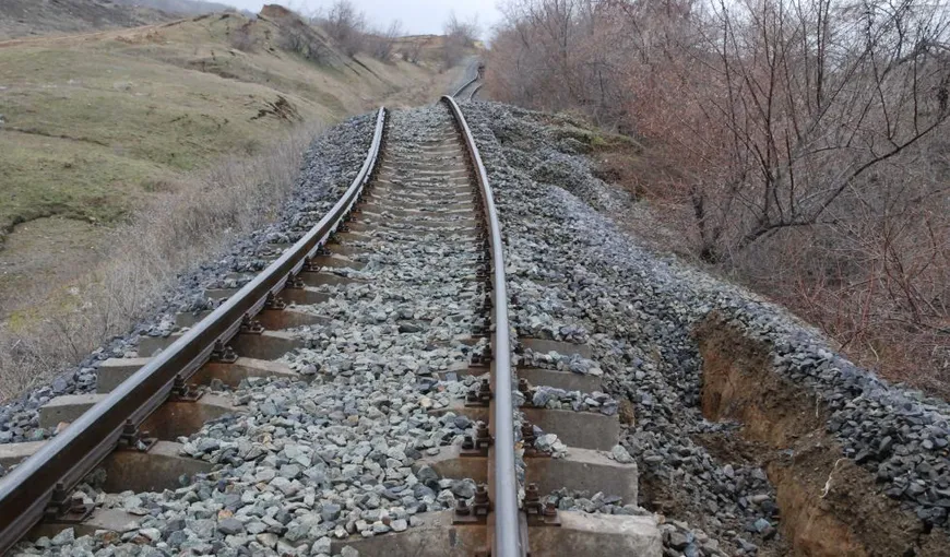 Circulaţie feroviară oprită în judeţul Dâmboviţa din cauza unei alunecări de teren