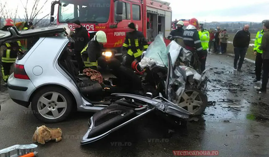 Accident rutier grav la ieşirea din Vaslui: Două maşini s-au ciocnit frontal