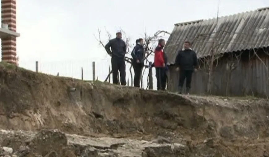 Alunecări de teren în Dâmboviţa.Mai multe familii au fost evacuate din case