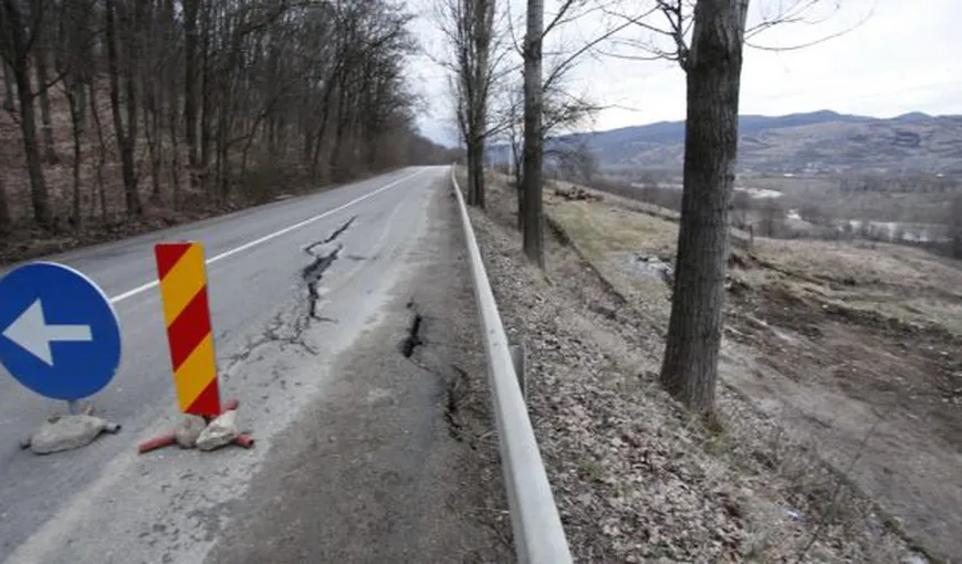 Alunecare de teren în Vâlcea. Circulaţia pe DN67 este restricţionată