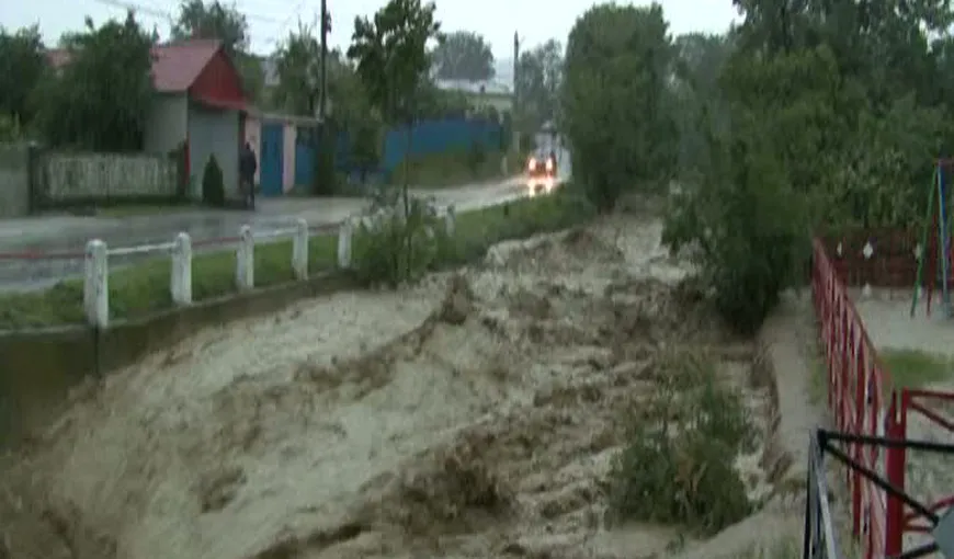 Gospodării inundate în mai multe localităţi. Circulaţie rutieră desfăşurată cu dificultate pe mai multe drumuri UPDATE