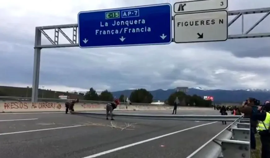 Camionagiii români au deblocat un drum închis de protestatarii catalani după arestarea lui Puigdemont