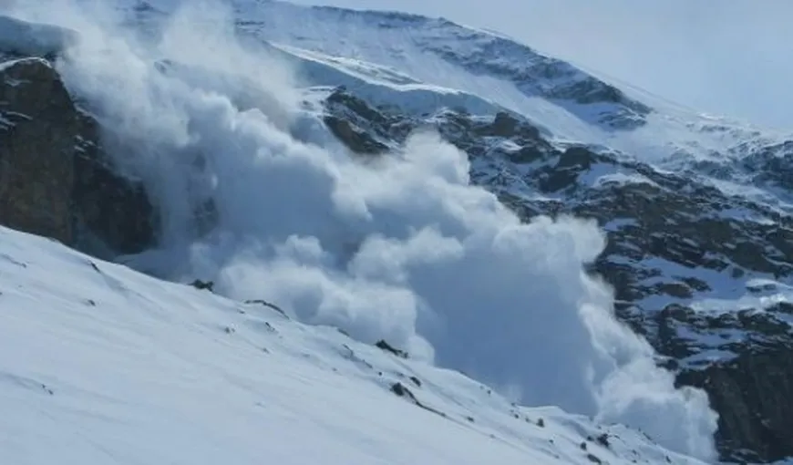 Pericol de avalanşă în Masivul Postăvarul. Pe traseele montane există riscul prăbuşirii copacilor încărcaţi cu zăpadă