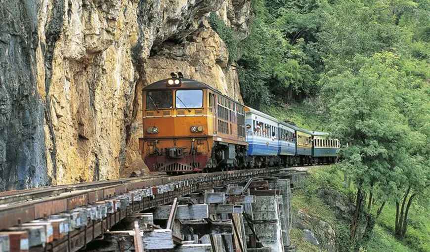 Circulaţia feroviară pe ruta Orşova – Caransebeş se desfăşoară pe un fir, după ce au căzut trei tone de stânci de pe versanţi