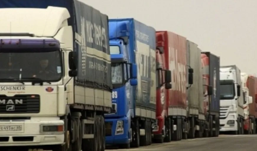 Aglomeraţie la punctul de frontieră Nădlac. Coloana de camioane depăşeşte 15 kilometri şi se aşteaptă chiar şi 10 ore pentru control