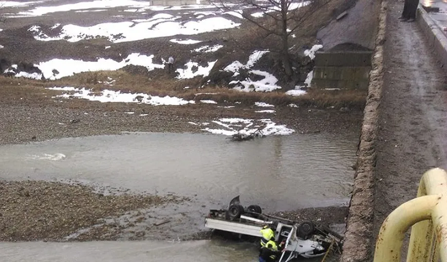 Camionetă căzută de pe pod, în Suceava. O persoană a murit şi două au fost rănite