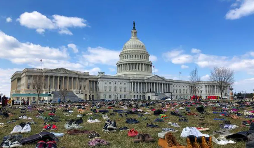 Gest simbolic pentru copiii morţi în atacuri armate: Mii de pantofi au fost expuşi în faţa Capitoliului