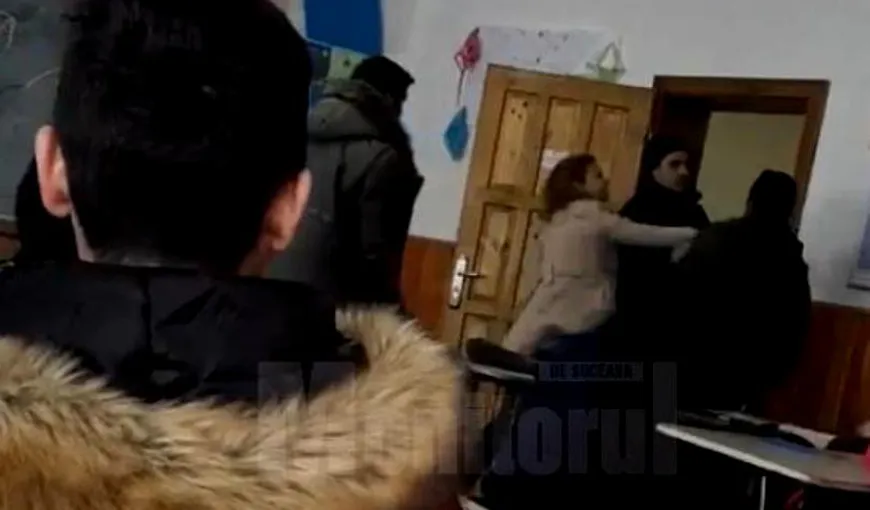 Imagini scandaloase surprinse la un liceu din judeţul Suceava. Un elev a fost lovit, după ce ar fi tachinat o profesoară