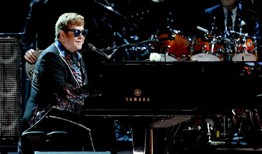 Sir Elton John a comis-o grav în timpul unui concert. Incredibil ce i-a făcut unui fan