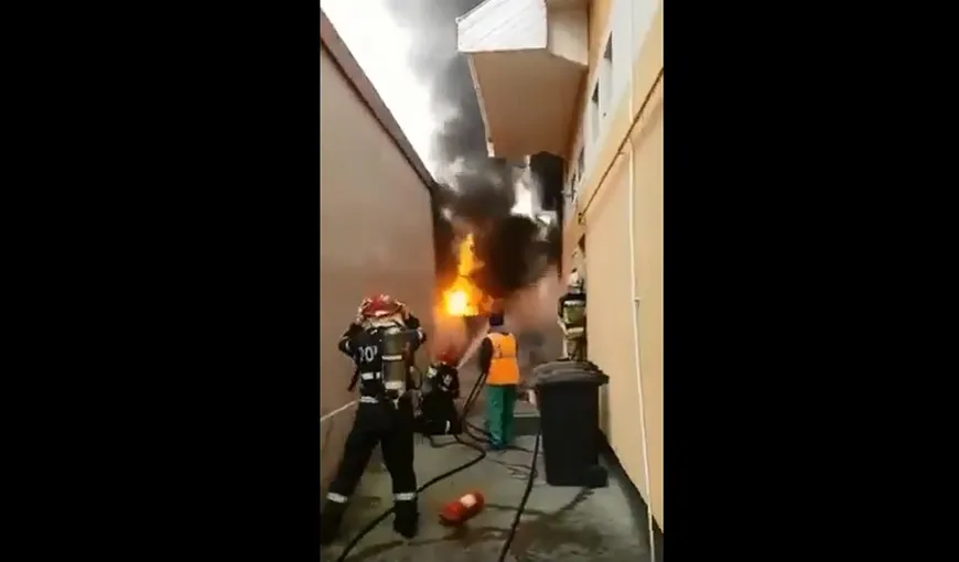 Incendiu puternic, un rezervor cu păcură a luat foc