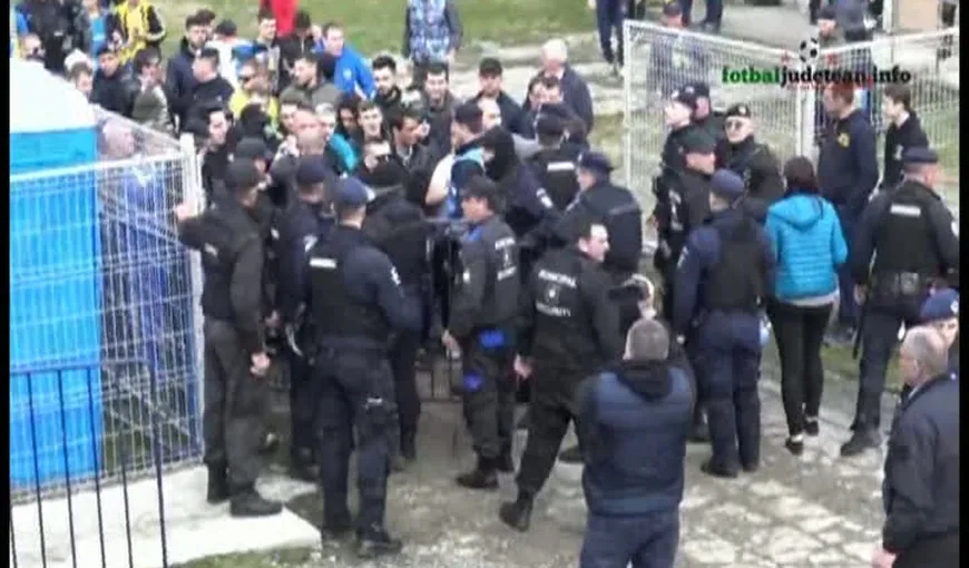Scene violente la un meci de fotbal din Dâmboviţa. Mai mulţi huligani au fost puşi la pământ de jandarmi VIDEO