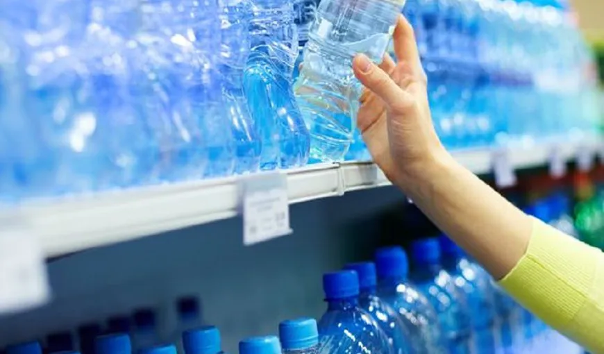ALERTĂ: Particule de plastic, descoperite în sticle de apă îmbuteliată