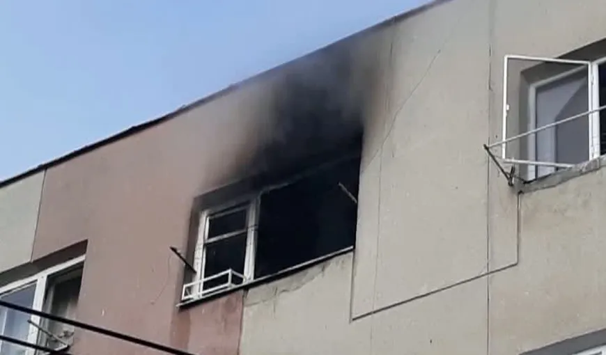 Incendiu într-un bloc din Suceava. O femeie şi-a dat foc la locuinţă