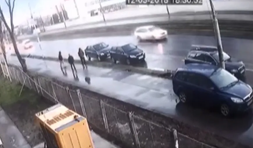 Hoţi mascaţi, jaf filmat în plină stradă. O cameră de supraveghere a surprins întregul moment VIDEO