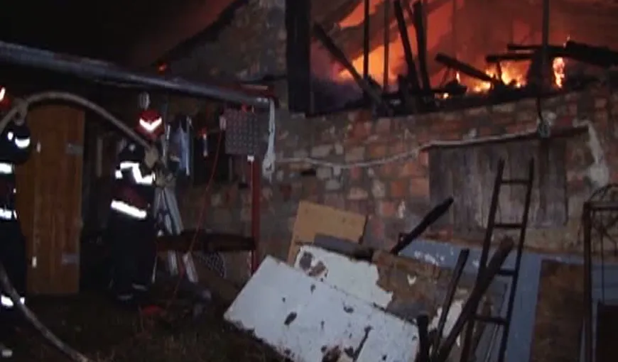 Incendiu puternic într-o localitate din Prahova. Două persoane au murit