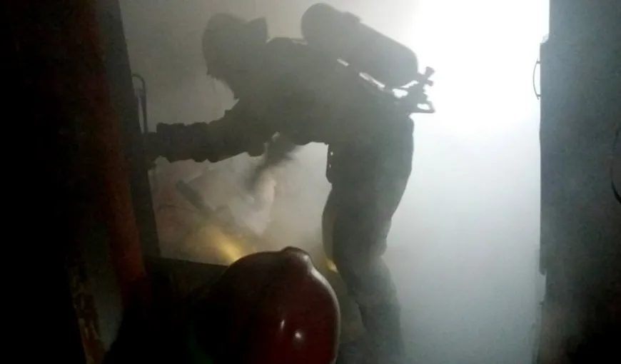Un incendiu puternic a avut loc într-un bloc din Cernavodă din cauza unui fier de călcat