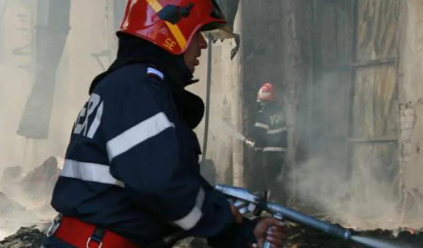 Bloc în flăcări, în Braşov. Un copil de 3 luni s-a intoxicat cu fum, iar alte şase persoane au fost evacuate