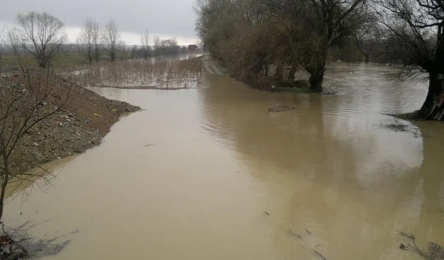 Covasna: Breşă controlată în digul pârâului Cormoş pentru evacuarea apei din zona inundată