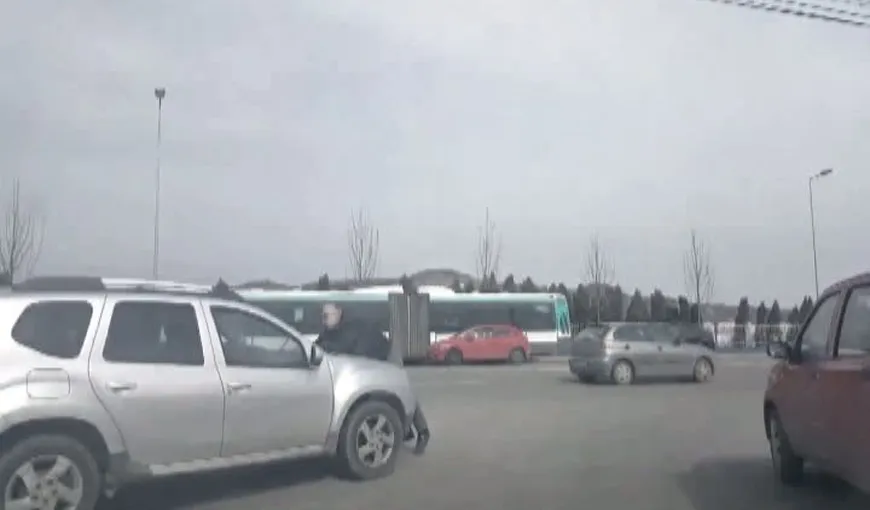 Scene revoltătoare în Cluj. O altercaţie din trafic s-a terminat cu un bărbat luat pe capotă VIDEO