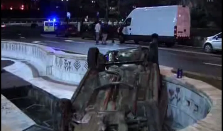 Maşină răsturnată în fântâna de la Unirii VIDEO