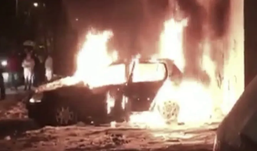 Scene de groază la Bacău: Un tânăr a luat foc după ce a incendiat o maşină parcată pe locul său VIDEO