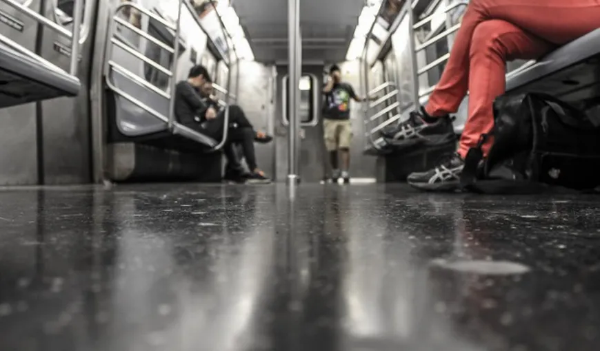 Era în metrou când o femeie i-a pus în palmă un bileţel. Când l-a citit, tânăra s-a prăbuşit la pământ